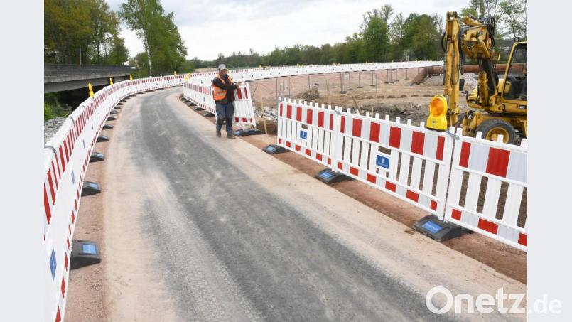 Der Radweg westlich des Flutkanals (Kläranlagenseite) wird ab voraussichtlich ab 2. November für rund sechs Monate gesperrt. In dieser Zeit wird das Provisorium rückgebaut. Bild: Gabi Schönberger