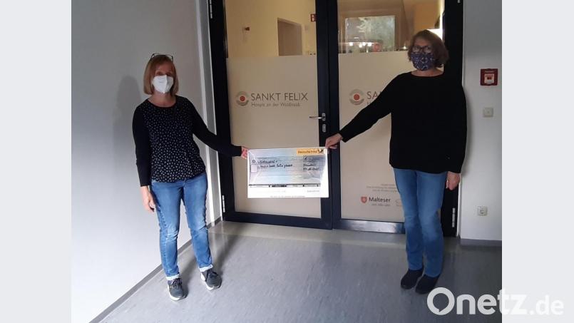 Susanne Wagner vom Hospiz Neustadt (links) freut sich über eine Spende der DHL-Mitarbeiter. die Susanne Paßlack (rechts) überreichte Bild: krb