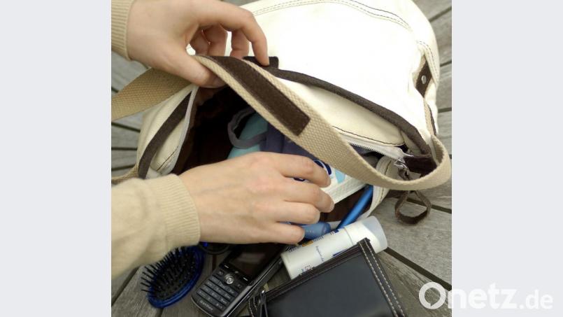 Ein Handtaschendieb trieb in einem Verbrauchermarkt in der Regensburger Straße sein Unwesen. Symbolbild: Jens Schierenbeck/dpa
