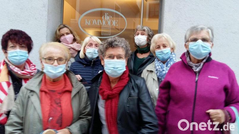 Die SPD-Frauen brachten nicht nur Spenden in Form von Kleidungsstücken mit, es wurde auch gleich das eine oder andere hübsche Stück erworben. Bild: phl