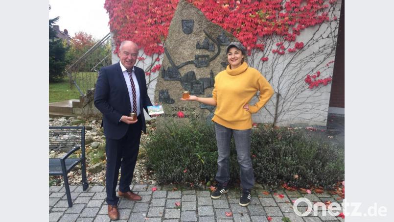 Bienery-Chefin Stefanie Zehtbauer überreichte Roland Strehl den ersten Honig, den die Gemeindebienen produziert hatten. Bild: Roland Strehl/exb