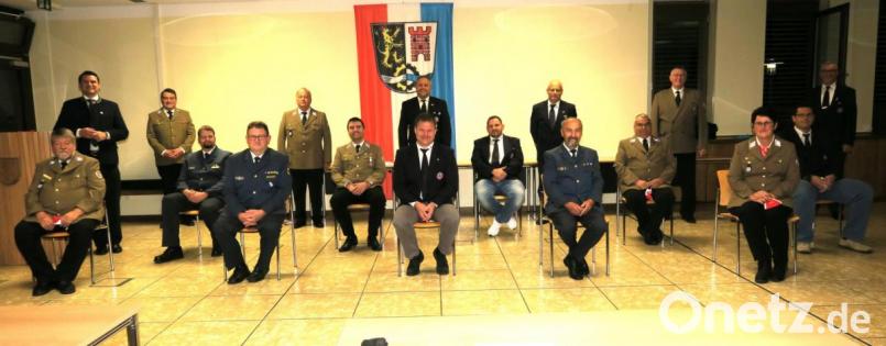 Landrat Thomas Ebeling (stehend, links) verlieh zahlreichen Helfern im Katastrophenschutz das staatliche Ehrenzeichen. Bild: Hirsch