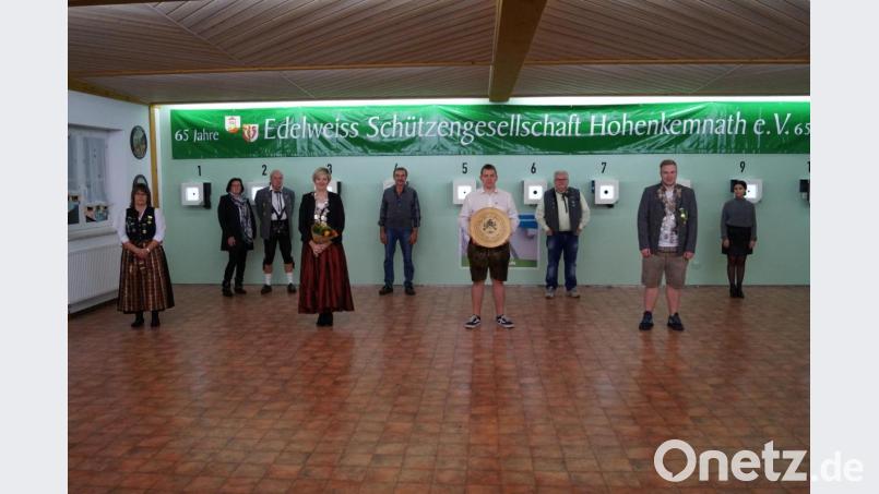 Die geehrten Mitglieder und die neuen Würdenträger von Edelweiß Hohenkemnath (von links): 1. Zofe Yvonne Dzalakowski, 2. Zofe Hermine Wenkmann, Schützenmeister Hans Wenkmann II, Schützenliesl Susanne Prächtl, Günther Bernreuther, Geburtstagscheiben-Gewinner Alfred Herbst, Geburtstagsscheiben-Spender Josef Hirsch, Schützenkönig Manuel Nitzbon und Annabell Matar. Bild: snn