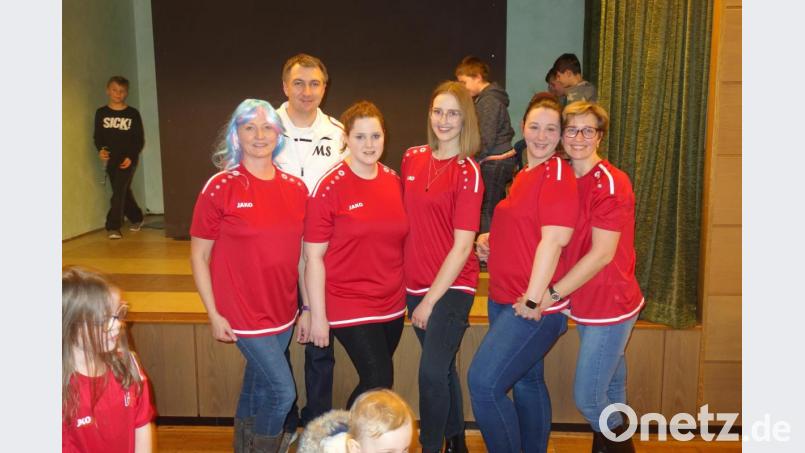 Vorsitzender Marco Schwab (hinten) mit den Trainerinnen und Helferinnen (vorne, von links) Elke Zimmermann, Yvonne Walter, Corinna Koch, Daniela Merkl und Tatjana Hirsch. Bild: exb