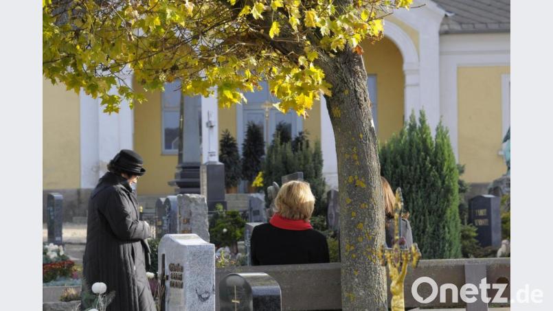 Abstand halten, das wird heuer auch bei den Friedhofsgängen an Allerheiligen die Devise sein. Teilweise finden die Gräbersegnungen im Seelsorgebereich Auerbach-Pegnitz sogar unter Ausschluss der Öffentlichkeit statt. Symbolbild: Petra Hartl