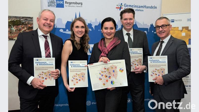 Präsentation der IHK-Standort-Analyse: Bernard Bauer (DTIHK), Karla Stánková (IHK Pilsen), Gerneralkonsulin Kristina Larischová, Jürgen Helmes und Richard Brunner (IHK Regensburg). Bild: Vladka Štychová/IHK