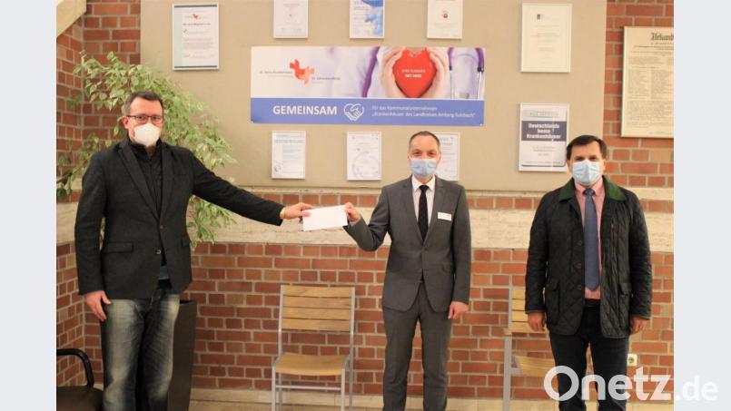 Mit einem Zuschuss für das nächste Mitarbeiterfest kommen CSU-Ortsvorsitzender Patrick Fröhlich (links) und Zweiter Bürgermeister Günter Koller zu ihrem Besuch bei Krankenhaus-Vorstand Roland Ganzmann. Bild: Marie Ehras/exb