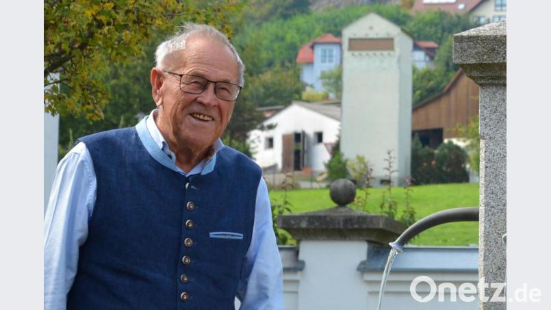 Walter Winkler vor dem Parksteiner Basaltkegel Bild: Witron Logistik + Informatik GmbH