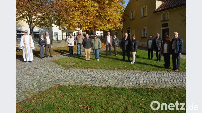 Vor dem Gottesdienst versammelten sich die Ehejubilare der Pfarrei St. Laurentius für ein Foto vor dem Resl-Haus. Mit im Bild Pfarrseelsorger Pater Benedikt Leitmayr (links). Bild: jr