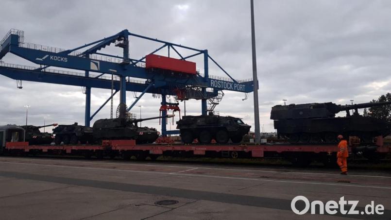 Ankunft der Fahrzeuge per Bahn am Rostocker Hafen. Bild: Bundeswehr Weiden