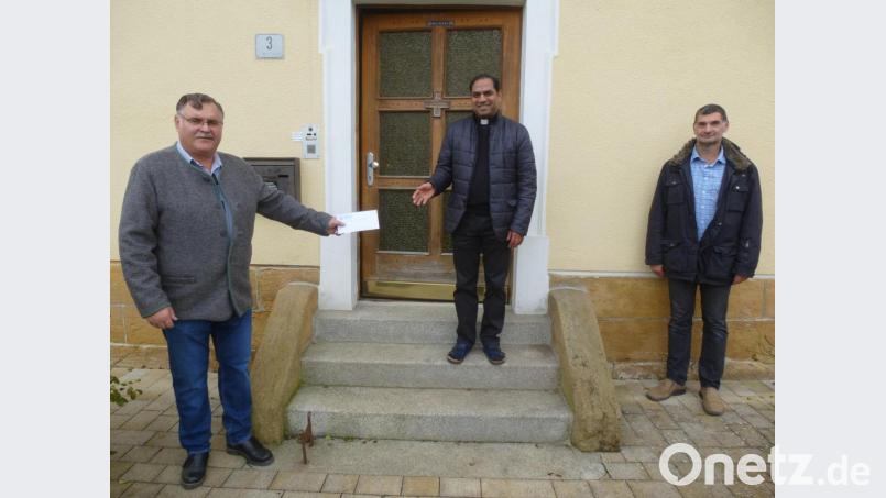 Für die Siedlergemeinschaft überreichten Vorsitzender Johann Großer (links) und Manfred Göttlinger die Spende an Pfarrer Benny Joseph (Mitte). Bild: bk