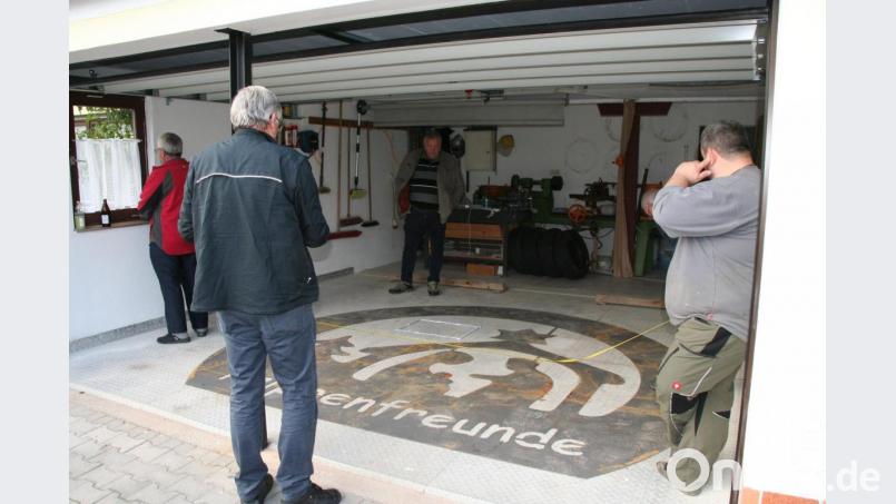 Noch liegt es in der Garage, das Vereinslogo, das die Krippenfreunde in Metall und Rostoptik gestaltet haben. Aufgestellt werden soll es zwischen Kirche und Rathaus, um den Ausgangspunkt für den Schnaittenbacher Krippenweg zu markieren. Bild: ads