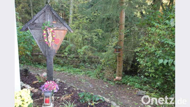 Das angebrannte und teils stark verrußte Feldkreuz bleibt als Mahnmal stehen. Bild: kro