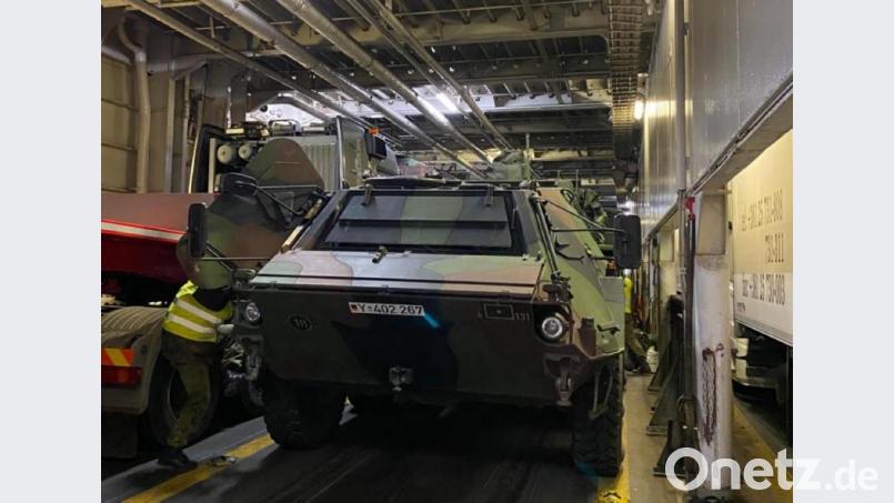 Eng eingeparkt zwischen zivilen Lkws steht ein Transportpanzer Fuchs in der Fähre. Bild: Bundeswehr Weiden