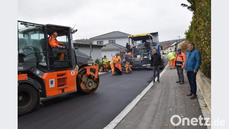 Der Ausbau der gut 600 Meter langen Harschhofer Straße ist fast beendet. In den vergangenen Tagen wurden die Arbeiten abgeschlossen, eingebracht worden waren etwa 1600 Tonnen Asphaltmischgut. Die Baustelle begutachteten (von rechts) Bürgermeister Peter Braun, Polier Albert Hausmann und Bauleiter Tobias Weininger, beide von der Baufirma Mickan aus Amberg. Bild: bö