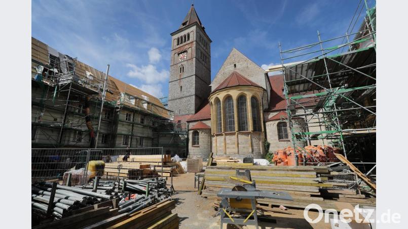 Stand der Bauarbeiten im Sommer 2019: Der Hof des Kastler Klosters diente als Lagerraum für die riesige Baustelle. Der Umbau des zuletzt als Ungarisches Gymnasium genutzten Gebäudekomplexes in eine Polizeihochschule für 120 Studenten kostet am Ende rund 60 Millionen Euro. Archivbild: Wolfgang Steinbacher