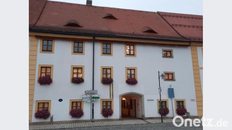 Im kommenden Jahr packt die Stadt Waldsassen die Sanierung des Dachstuhls des Anwesens Johannisplatz 9 an, wo die Stadtbücherei untergebracht ist. Bild: kro