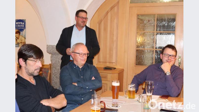 Bürgermeister Stephan Schübel (stehend) überbrachte bei der Generalversammlung des Pechlattenfixner Dorftheaters den Dank der Gemeinde. Rechts im Bild Vorsitzender Thomas Flügel, in der Mitte Spielleiter Anton Krisch. Bild: jr