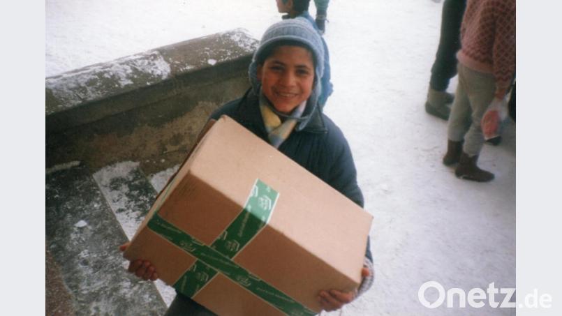 Voller Vorfreude hält der rumänische Junge ein Paket der Rumänienhilfe in die Kamera. Sie werden auch heuer wieder mit den Johanniter-Weihnachtstruckern in das von Erna Hauer betreute Gebiet transportiert. Bild: prh