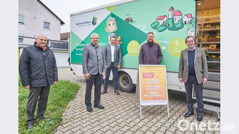 Die Lotto-Spitze von Thüringen und Bayern zu Gast im mobilen Dorfladen der Steinwald-Allianz: (von links) Kulmains Bürgermeister Günter Kopp, Steinwald-Allianz-Vorsitzender Johannes Reger, Steinwald-Allianz-Geschäftsführer Martin Schmid, Jochen Staschewski (Geschäftsführer Lotto Thüringen) und Josef Müller (Vizepräsident Lotto Bayern). Bild: Martin Schmid, Steinwald-Allianz/exb