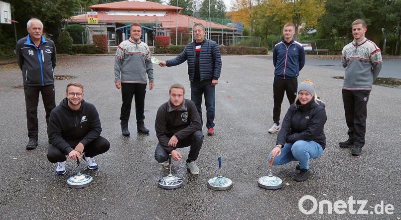 Fördervereinsvorsitzender Karl Trottmann (hinten, Mitte) überreichte an Manuel Streim (hinten, Zweiter von links) eine Spende von 400 Euro für sportliches Zubehör. Im Bild ein Teil der neuen Nachwuchs-Eisstockschützen mit dem Abteilungsleiter des Turn- und Sportvereins, Martin Streim (links). Bild: bsc