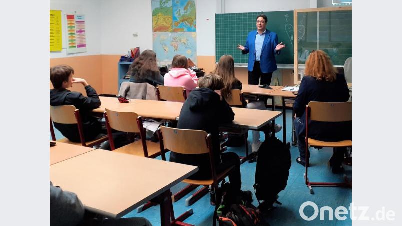Ein Chefarzt macht Schule – und die Schüler sind begeistert. Bild: Silke Glöckner/exb