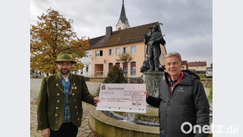 Joachim Hanisch (rechts) spendete seine Diätenerhöhung an örtliche Vereine. Bild: Daniel Dickert/exb