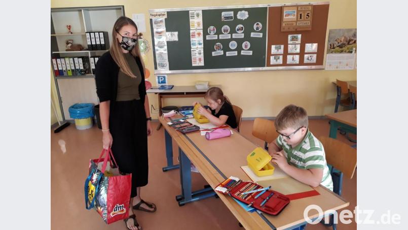 Öko bei der Schulverpflegung. Cornelia Strigl übergibt Öko-Boxen für die Pausenverpflegung. , die von den Kindern mit Spannung geöffnet werden. Bild: exb