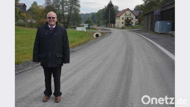 Bürgermeister Klaus Meyer freut sich, dass die Bauarbeiten an der Ortsdurchfahrt von Poxdorf kurz vor der Vollendung stehen. Bild: jr