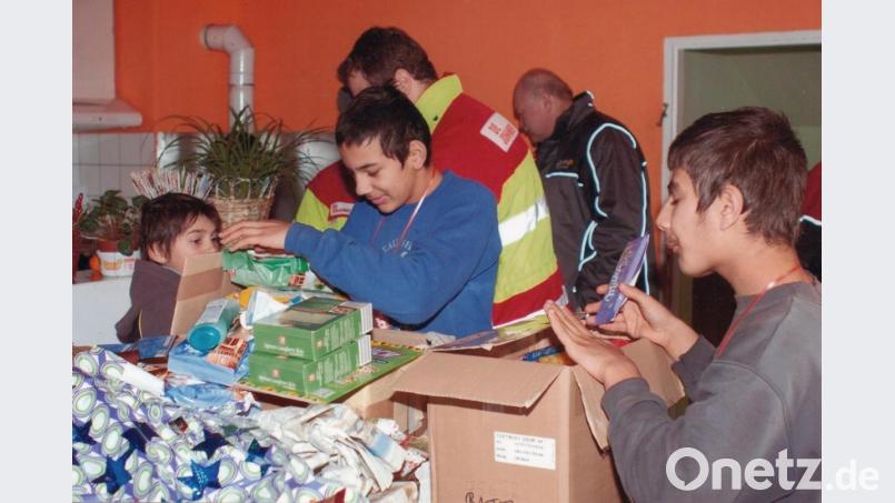 Für die Kinder im Kinderheim in Ocland ist es immer ein besonderes Erlebnis und eine große Freude, wenn sie die Pakete der Rumänienhilfe, die ihnen die Weihnachtstrucker bringen, auspacken dürfen. Bild: prh
