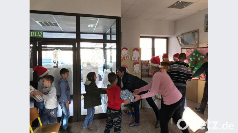 Die Helfer der Hilfsorganisation vor Ort machten in Bosnien-Herzegowina im Dezember 2019 vielen Kindern mit den Weihnachtspäckchen der Aktion „Für das Leben und die Hoffnung“ eine Freude. Es waren vermutlich die einzigen Weihnachtsgeschenke, die die Mädchen und Buben bekamen. Archivbild: exb