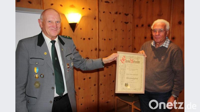 Das neue Ehrenmitglied Peter Plattner (rechts) erhielt von Schützenmeister Alfred Koch die Ernennungsurkunde überreicht. Bild: kro