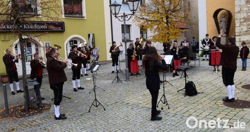 Ein kleines Standkonzert haben die Musiker unter der Leitung von Christian Bäuml gegeben – und viel Applaus ihrer Zuhörer dafür bekommen. Bild: bö