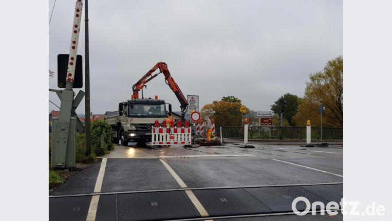Der Bahnübergang an der Naab ist als zentrale Verkehrsachse in Nabburg auch für den überörtlichen Verkehr bedeutsam. Die Vollsperrung macht deshalb teils weiträumige Umfahrungen über Schwarzenfeld im Süden oder Pfreimd im Norden nötig. Bild: Tobias Gräf