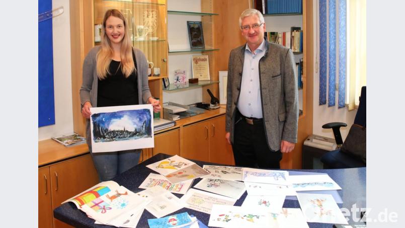 Bürgermeister Johannes Reger (rechts) und Mitarbeiterin Carolin Böckl. Sie hält das Siegerbild von Tobias Schäffler in Händen. Bild: njn