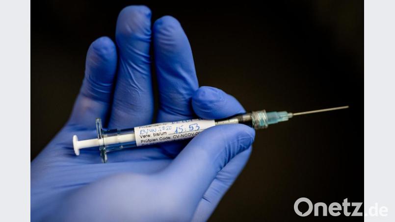 Der Alltag bleibt auch mit einem Impfstoff gegen den Corona-Virus zunächst eingeschränkt. Foto: Christoph Schmidt/dpa Bild: Christoph Schmidt