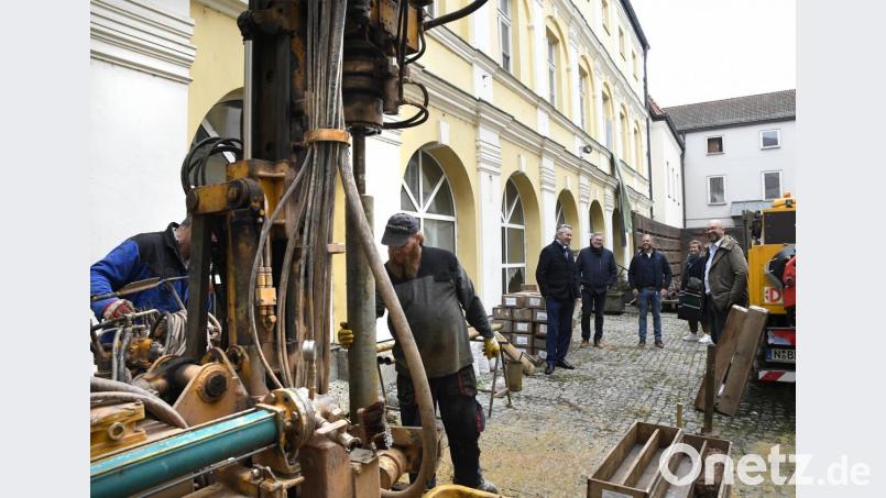 Die Probebohrungen im Innenhof gehören zu den notwendigen Vorarbeiten für die Drei Höfe. Im Bild von links neben den beiden Arbeitern: Baureferent Markus Kühne, OB Michael Cerny, die Bauleiter Bastian Wittl und Vanessa Knoth sowie Architekt Thomas Helm. Bild: Petra Hartl