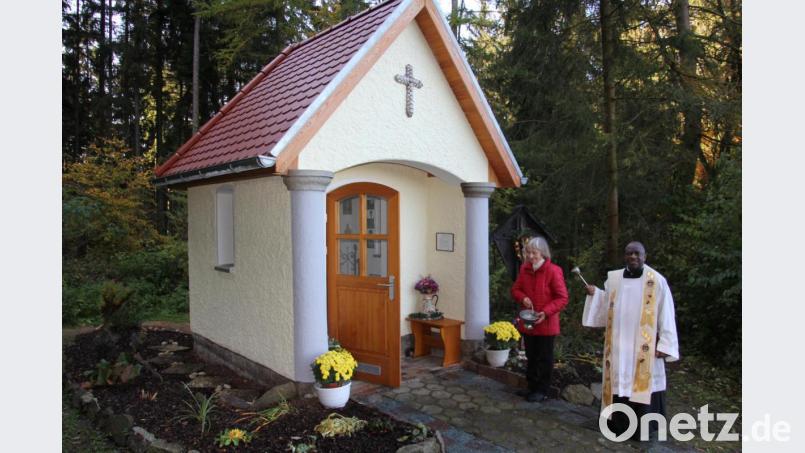 Pfarrer Dr. Charles Ifemeje segnete im Beisein von Hilde Schnurrer die wiederaufgebaute &quot;Kapelle zur Rosenkranzkönigin&quot;. Bild: kro
