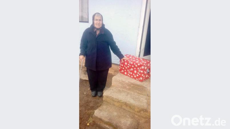 Auch in das Altersheim in Bosnien bringen die Geschenke aus dem fernen Alemannia Freude. Hier präsentiert eine alleinstehende &quot;Babuschka&quot; im Dezember 2019 das Weihnachtspaket, das sie soeben in Empfang nehmen durfte. Archivbild: exb