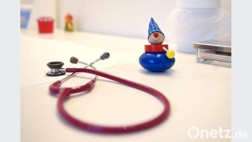 Seit 1. Oktober gibt es keinen Notdienst mehr in den Kinderarztpraxen im Landkreis Schwandorf: Oberpfalzweit sind jetzt die zwei neuen KVB-Bereitschaftspraxen in Amberg und Regensburg zuständig, wenn Kinder am Wochenende oder am Mittwoch- und Freitagnachmittag ärztliche Hilfe benötigen. Bild: Britta Pedersen/dpa