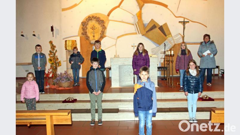 Brigitte Krause (hinten, rechts) vom HPZ - Projekt &quot;Sonnenblume&quot; kommt in die Waldthurner Pfarrkirche und nimmt die Spende der Kommunionkinder in Höhe von 615 Euro entgegen Bild: fvo