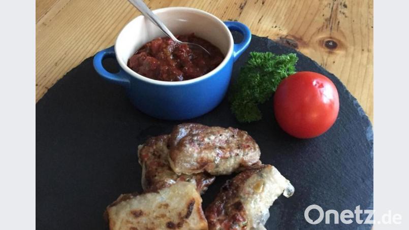 Zu den Frühlingsröllchen gibt es ein Sauce aus Tomaten, Basilikum, Frühlingszwiebeln und Sojasauce. Bild:  Michael Schiffer