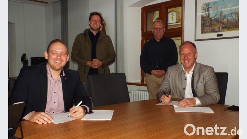 Die Vertragsunterzeichnung mit entsprechendem Abstand (von links): Telekom-Regionalmanager Enrico Delfino, Sebastian Krysa von der Breitbandberatung Bayern, Dietmar Krisch von der Stadtverwaltung und Bürgermeister Marcus Eichenmüller. Bild: e