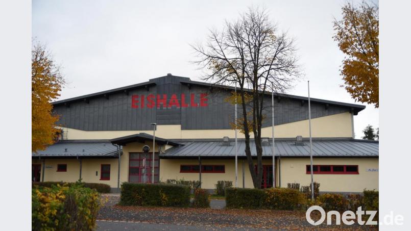 Wegen der ständig steigenden Corona-Zahlen hat der Mitterteicher Stadtrat Ende vergangener Woche beschlossen, dass die Eishalle in diesem Winter nicht geöffnet wird. Das trifft nicht nur den Eishockey-Club Stiftland Dragons und die Eisstock-Vereine der Region hart, sondern auch Hobby-Mannschaften, den Schulsport und die gesamte Bevölkerung, die auf den beliebten öffentlichen Lauf verzichten muss. Bild: gb