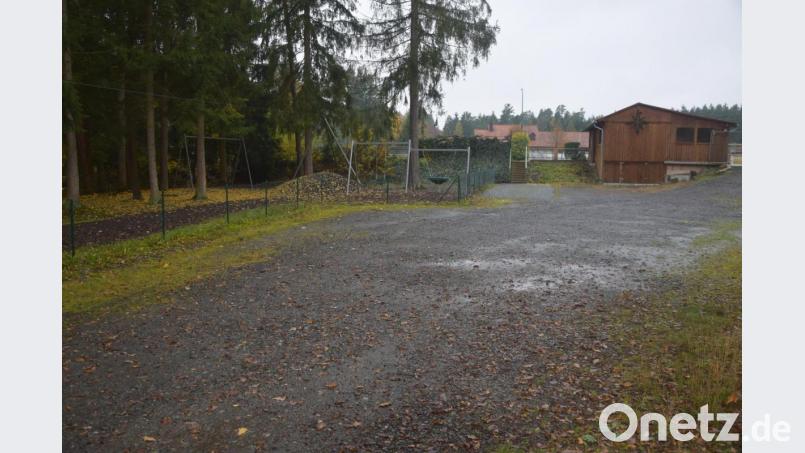 Der neue Waldkindergarten soll nun in der Nähe des DJK-Sportgeländes angesiedelt werden. Sammelplatz für die Kinder wäre das Areal unterhalb der Eisstockanlage. Ab da gehen die Kinder in ihren Waldkindergarten. Bild: fz