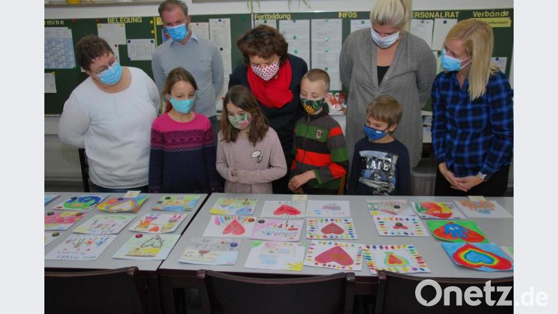 Die Qual der Wahl war groß für Amina, Lilly, Jakob und Peter (von links). Sie wurden unterstützt von der stellvertretenden Schulleiterin Sabine Bleistein, dem Elternbeiratsvorsitzenden Achim Hüttner, Schulleiterin Marion Weigl, Simone Rumpler (2. Vorsitzende des Elternbeirats) und Elternbeiratsmitglied Nicole Kucharski. Bild: gsp