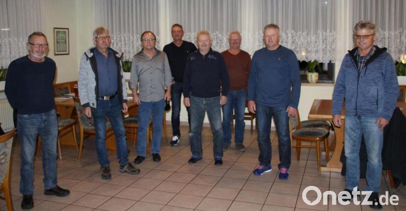 Der neue Vorstand des Ortsverbands Schmidmühlen-Kastl-Rieden der IG Bau mit Gewerkschaftssekretär Karl Toth (Dritter von links) und dem Vorsitzenden Norbert Fischer (rechts). Bild: bjo