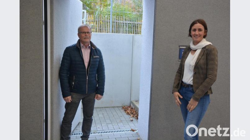 Aufgrund von Brandschutzauflagen wurde ein zweiter Fluchtweg geschaffen. Im Bild Bürgermeister Max Bindl mit Schulleiterin Johanna Reger. Bild: jr
