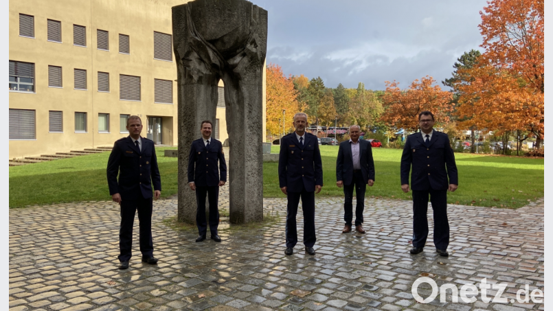 Christian Scharl (rechts) wurde als neuer Leiter der Autobahnpolizei Schwandorf vorgestellt. Bild: APS Schwandorf/exb