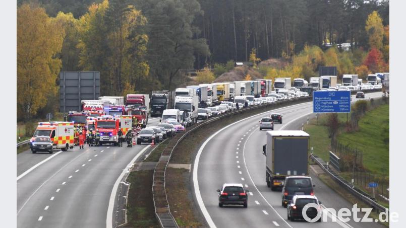 Kleine Ursache, große Wirkung. Ein frei laufender Hund sorgt auf der A93 für einen Auffahrunfall und einen langen Stau. Bild: Gabi Schönberger